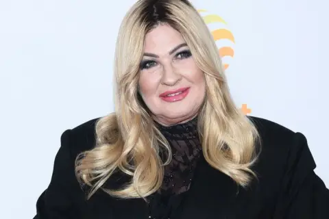 Beata Kozidrak, ikona polskiej muzyki, w czarnej marynarce. Jej wiek to tajemnica, ale jej styl zawsze zachwyca.