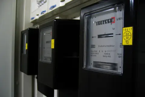 Szereg liczników energii elektrycznej, każdy z numerem PPE Tauron.