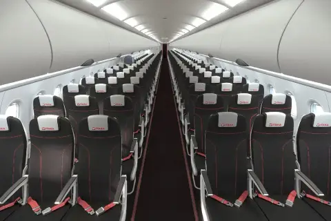 Wnętrze samolotu linii lotniczych Electra Airways. Rzędy czarnych foteli z czerwonymi przeszyciami i białymi zagłówkami z logo ITAKA.