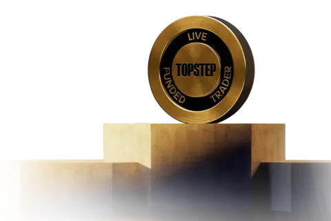 Goldene Münze mit "TOPSTEP FUNDED TRADER LIVE" auf Podest.
