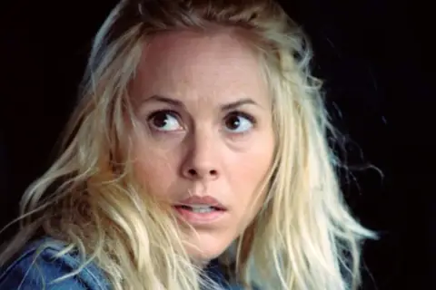 Przerażona kobieta z blond włosami, wpatrzona w dal. Zapowiada się bardzo dobry thriller film.