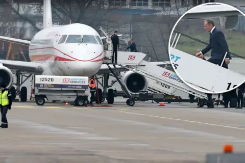 Kto z otoczenia premiera najczęściej latał służbowym samolotem do Gdańska w ostatnim roku? Na zdjęciu widać premiera wchodzącego po schodkach do samolotu.