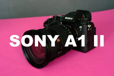 Profesjonalny aparat Sony A1 II z obiektywem na różowym tle.