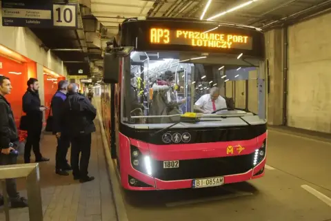 Autobus AP3 z Rzeszowa do Katowice Lotnisko Pyrzowice stoi na przystanku. Pasażerowie czekają na wejście.
