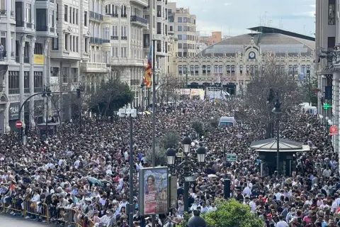 Multitudinaria **mascletà en Valencia**. Miles de personas abarrotan la calle para disfrutar del espectáculo pirotécnico.