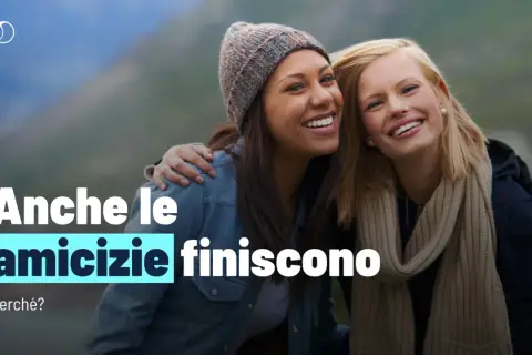 Due amiche sorridono, ma il testo "Anche le amicizie finiscono" suggerisce un addio silenzioso.