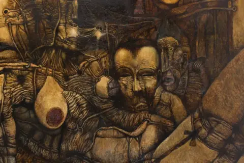 Mroczne, surrealistyczne postacie splatają się w koszmarze. Dzieła Zdzisława Beksińskiego budzą grozę i fascynację.
