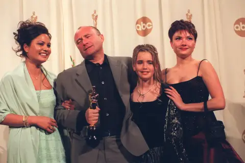 Phil Collins z córkami i jedną z jego żon, Orianne Cevey, świętuje Oscara.