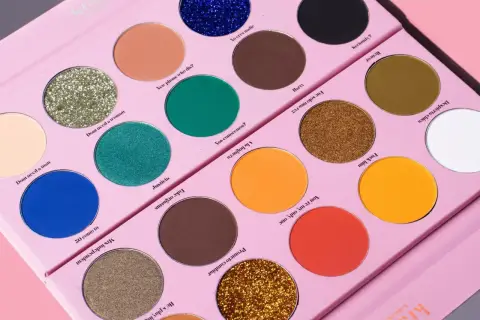 Paleta de sombras Krash Kosmetics con tonos vibrantes y brillantes, lista para crear looks audaces.