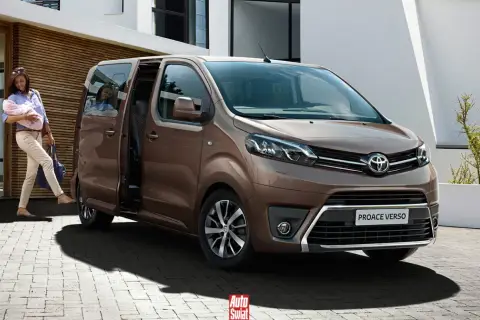 Kobieta z dzieckiem na rękach wsiada do brązowego **toyota van** Proace Verso.