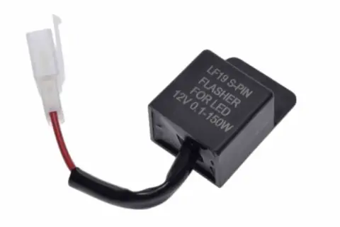 Uszkodzony przerywacz kierunkowskazów objawy: miganie tylko jednego kierunkowskazu lub brak migania. Ten moduł LF19 S-PIN 12V 0.1-150W jest kluczowy.