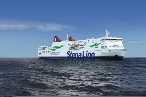 Prom Stena Line na morzu. Jego imponujące wymiary pozwalają na przewóz wielu pasażerów i pojazdów.