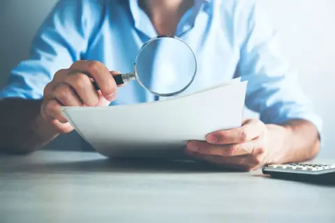 Dokładna analiza dokumentów w ramach postępowania egzekucyjnego w administracji.