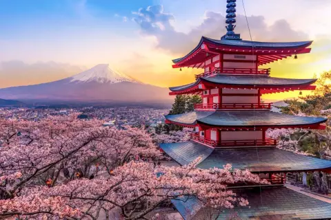 Japonia wycieczka Itaka: Czerwona pagoda i kwitnące wiśnie na tle góry Fudżi o zachodzie słońca.