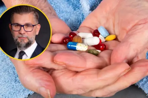 Dłonie starszej osoby trzymają garść pigułek i kapsułek, w tym niebiesko-białą kapsułkę. Obok widać portret mężczyzny w okularach, który może być lekarzem lub farmaceutą, omawiającym np. działanie fosydyny.