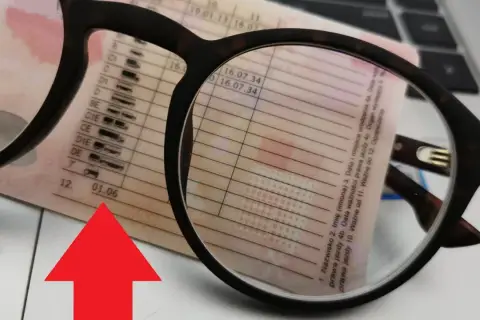 Okulary na dokumencie prawa jazdy. Czy do zdjęcia na prawo jazdy można mieć okulary? Tak, jeśli nie zasłaniają twarzy.