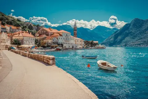 Perast, Czarnogóra, gdzie jechać na wakacje. Urokliwe miasteczko nad Zatoką Kotorską z kamiennymi domami i błękitną wodą.