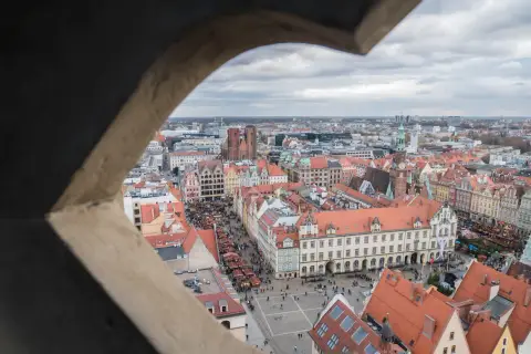 Widok na Rynek we Wrocławiu, z widocznymi straganami jarmarku. To piękna nowa wieś wrocławska.