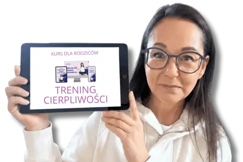 Kobieta prezentuje tablet z kursem "Trening Cierpliwości" dla rodziców. Dowiedz się, jak nauczyć się cierpliwości i odzyskać spokój.