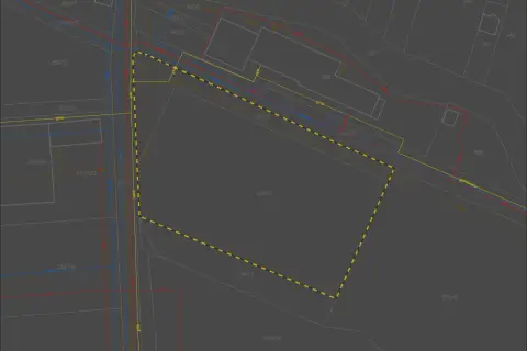 Oznaczenie hydrantu na mapie geodezyjnej, widoczne jako punkt na działce 258/1, z zaznaczonymi przyłączami wodociągowymi.