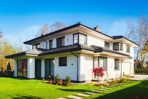 Nowoczesny dom 220m2 z ogrodem. Szacowany koszt budowy domu 220m2 może być wysoki, ale efekt wart jest zachodu.