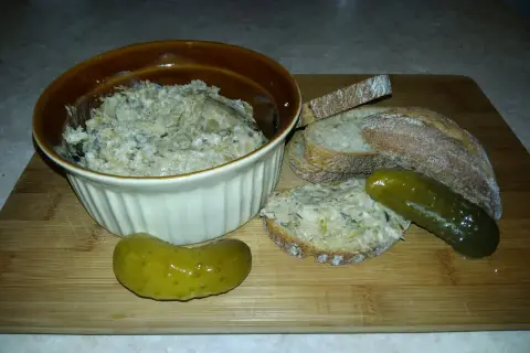 Domowy smalec przepis babci na desce z chlebem i ogórkami. Smak dzieciństwa!