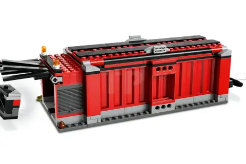Rotes Lego-Gebäude mit schwarzen und grauen Akzenten, das wie ein Schrottplatz aussieht.