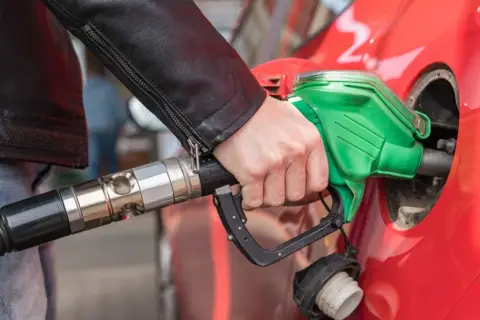Ile można wlać diesla do benzyny? Sprawdź, co grozi Twojemu silnikowi