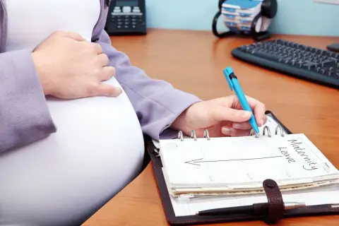 Ciężarna kobieta planuje urlop macierzyński. Umowa na czas określony a ciąża – ważne kwestie do rozważenia.