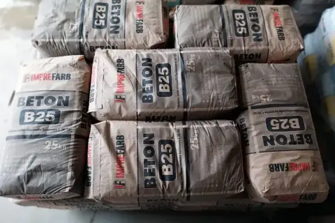 Sześć worków betonu B25, każdy po 25 kg, gotowych do użycia.