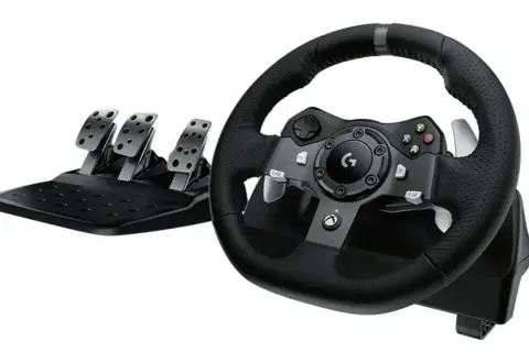 Kierownica do Xbox Series X z pedałami, gotowa na wyścigi.