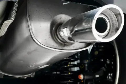 Układ wydechowy BMW, być może z problemem DTC P0401. Widoczny tłumik i końcówka wydechu.