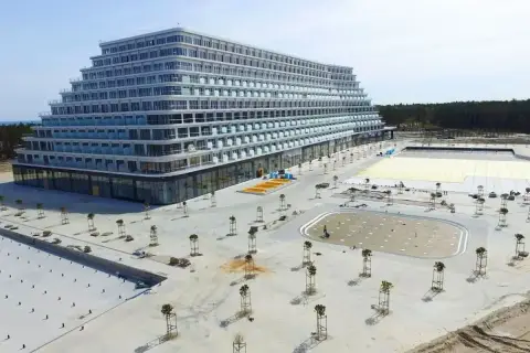 Nowy hotel Gołębiewski w Pobierowie wkrótce otwarty. Widok na nowoczesny obiekt i teren budowy.