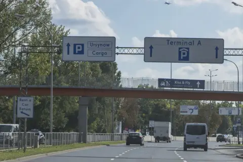 Znaki drogowe przy Lotnisku Chopina wskazują drogę do Terminala A, Ursynowa, Cargo i Kiss & Fly. Tak odebrać pasażera z lotniska.