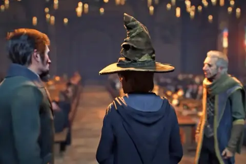 Wielka Sala w Hogwarcie, gdzie przydziału dokonuje Tiara Przydziału. To scena z gry **Hogwarts Legacy 2**.