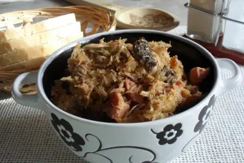 Pyszny bigos z kiszonej kapusty, idealny do podania z chlebem. Oto jak zrobić bigos z kiszonej kapusty krok po kroku.