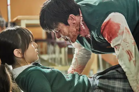 Dziewczyna patrzy na krwiożerczego zombie. Wszyscy są martwi, a ona walczy o życie.
