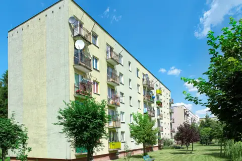 Blok mieszkalny z balkonami i antenami satelitarnymi. Wiesz, jak obliczyć dochód do mieszkania komunalnego?