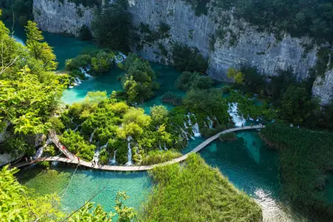 Chemins en bois serpentant entre cascades et eaux turquoise, une expérience de randonnée en Croatie inoubliable.