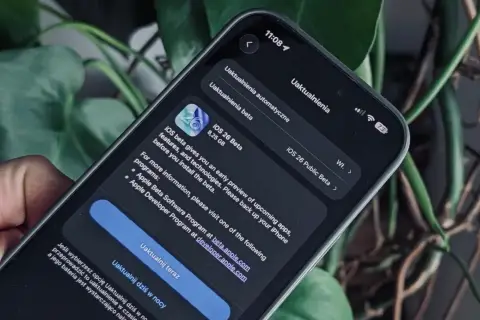 Na ekranie iPhone'a widać informację o pobieraniu aktualizacji iOS 26 Beta.