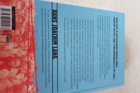 Okładka książki o blok 10 Auschwitz, z portretami kobiet i drutem kolczastym.
