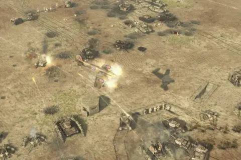 Samolot atakuje czołg na pustyni. W tle widać inne pojazdy i żołnierzy. To intensywny desert strike.
