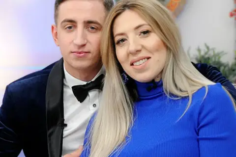 Małgorzata z programu "Rolnik szuka żony" i jej partner, uśmiechnięci i blisko siebie.