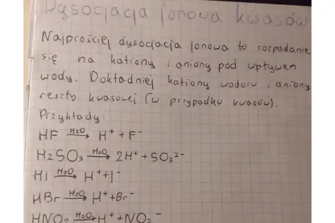 Dysocjacja jonowa kwasów: rozpad na kationy i aniony pod wpływem wody. Przykłady: HF, H2SO3, HI, HBr, HNO2.