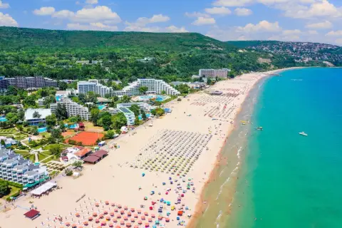 Bułgaria jakie morze? Piękna, piaszczysta plaża z mnóstwem leżaków i parasoli, hotele i zielone wzgórza nad turkusowym Morzem Czarnym.
