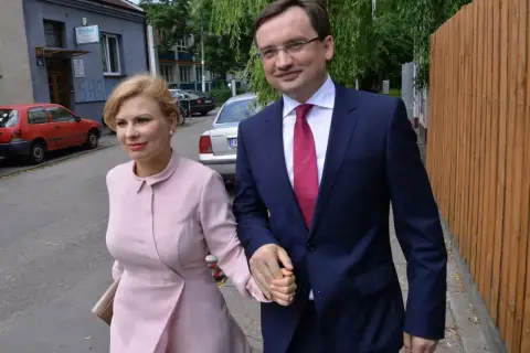 Janusz Kowalski z żoną i dziećmi spacerują ulicą.