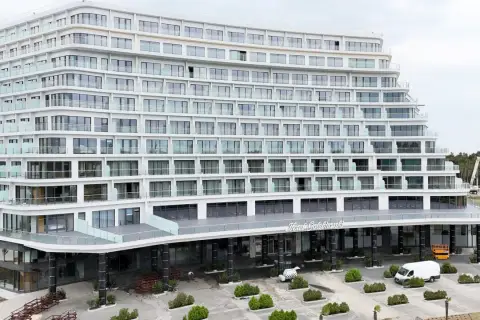 Nowy hotel Gołębiewski w Pobierowie, kiedy otwarcie? Nowoczesny budynek z balkonami i widokiem na las.
