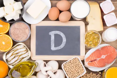 Lebensmittel mit Vitamin D: Lachs, Eier, Milchprodukte, Orangen. Wann einnehmen? Am besten zu den Mahlzeiten.