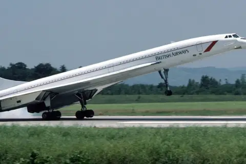 Concorde British Airways startuje, osiągając prędkość dźwięku.