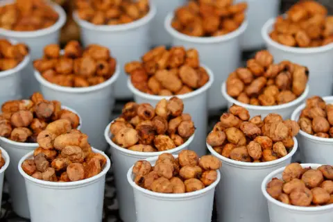 Vasos llenos de horchata y fartons, comida típica de Valencia.
